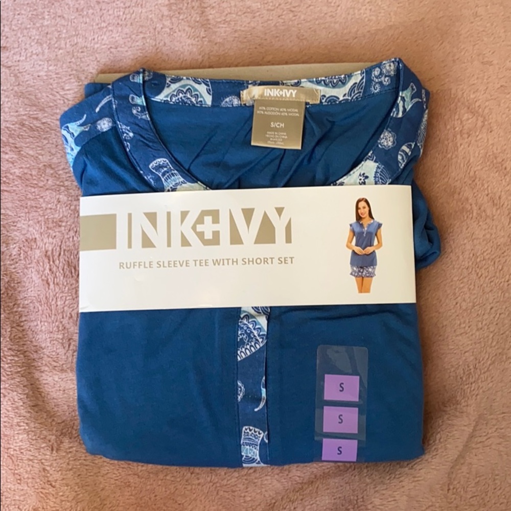 INK + IVY ruffle sleeve tee w/ short set
